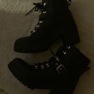 Super cute boots heels😍!